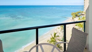 A balcony with a view of a beach and ocean. - OUTRIGGER Waikiki Beach Resort (Honolulu)