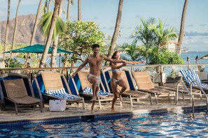 Outdoor pool, open 8:00 AM to 8:00 PM, pool umbrellas, pool loungers - OUTRIGGER Waikiki Beach Resort (Honolulu)