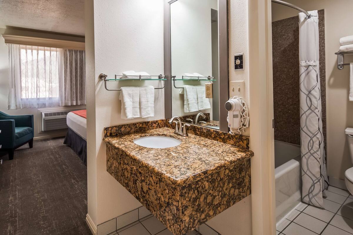 business suite, 1 king bed, non smoking, refrigerator & microwave | bathroom | combined shower/bathtub, free toiletries, hair dryer, towels