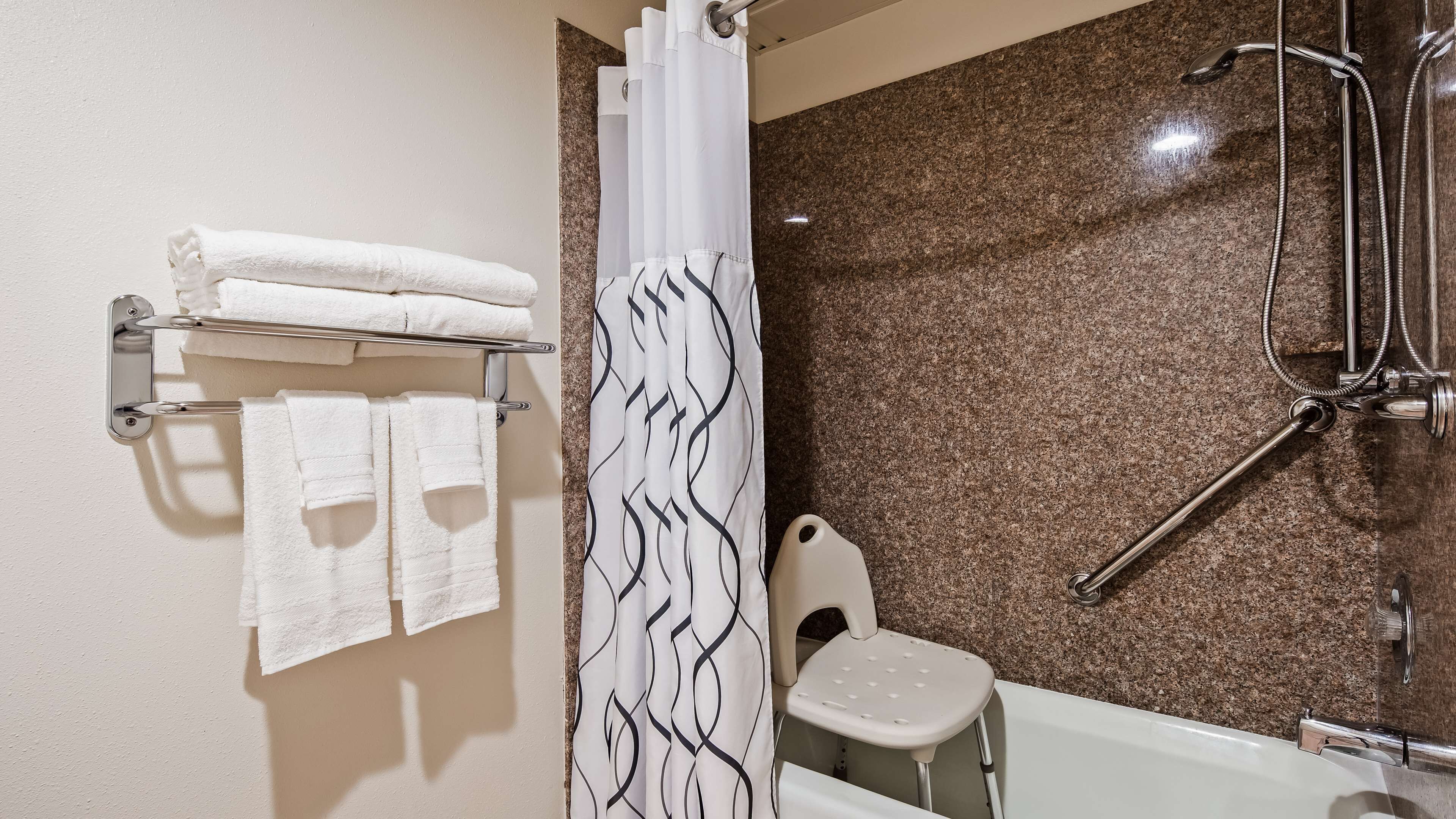 standard room, 1 king bed, accessible, non smoking (bathtub) | bathroom | combined shower/bathtub, free toiletries, hair dryer, towels