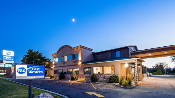 Un hôtel Best Western avec un parking, un ciel dégagé et une lune bien visible.