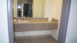 Combined shower/bathtub, towels, soap, shampoo