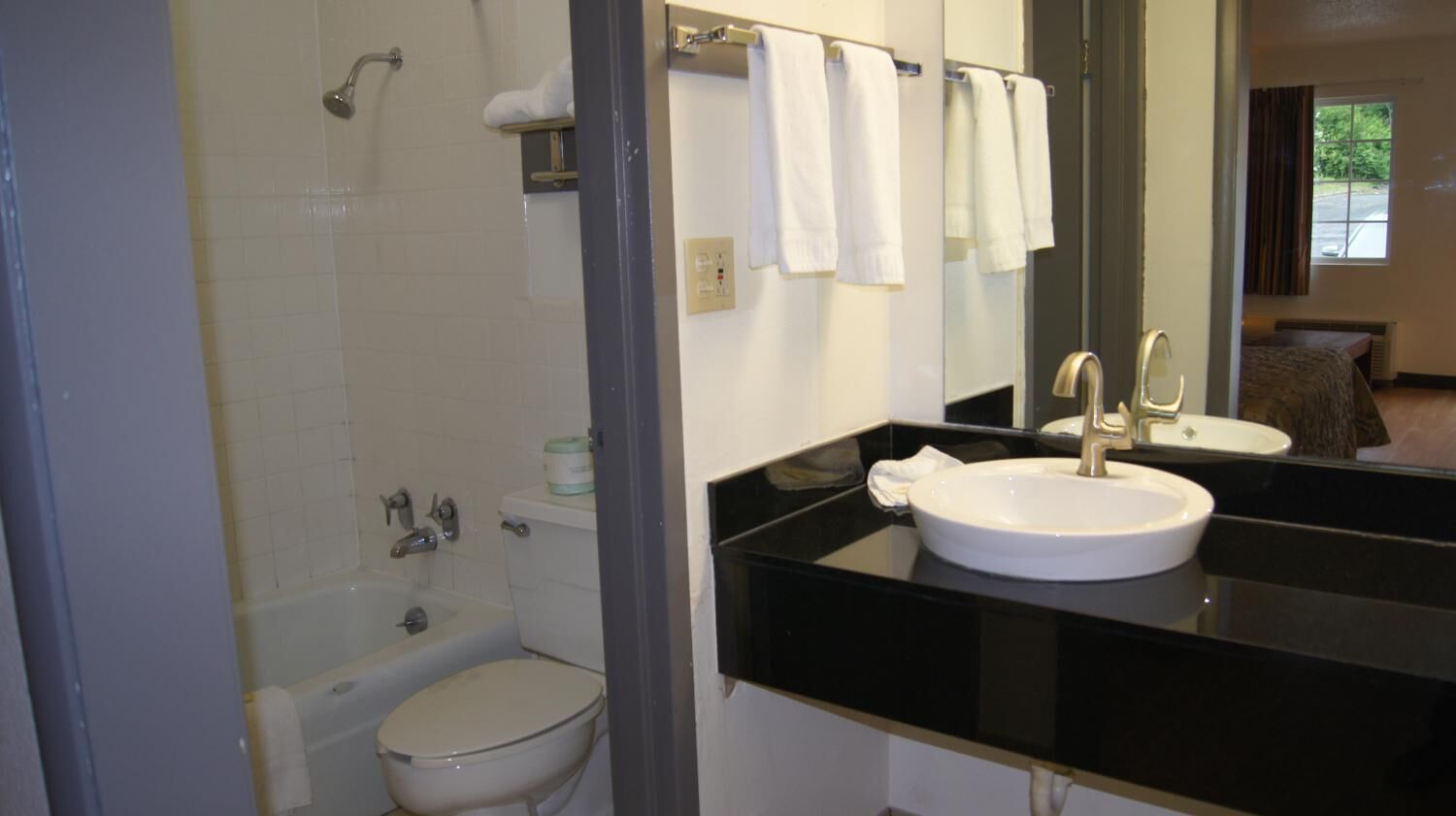 Ducha y bañera combinadas, toallas, jabón y champú