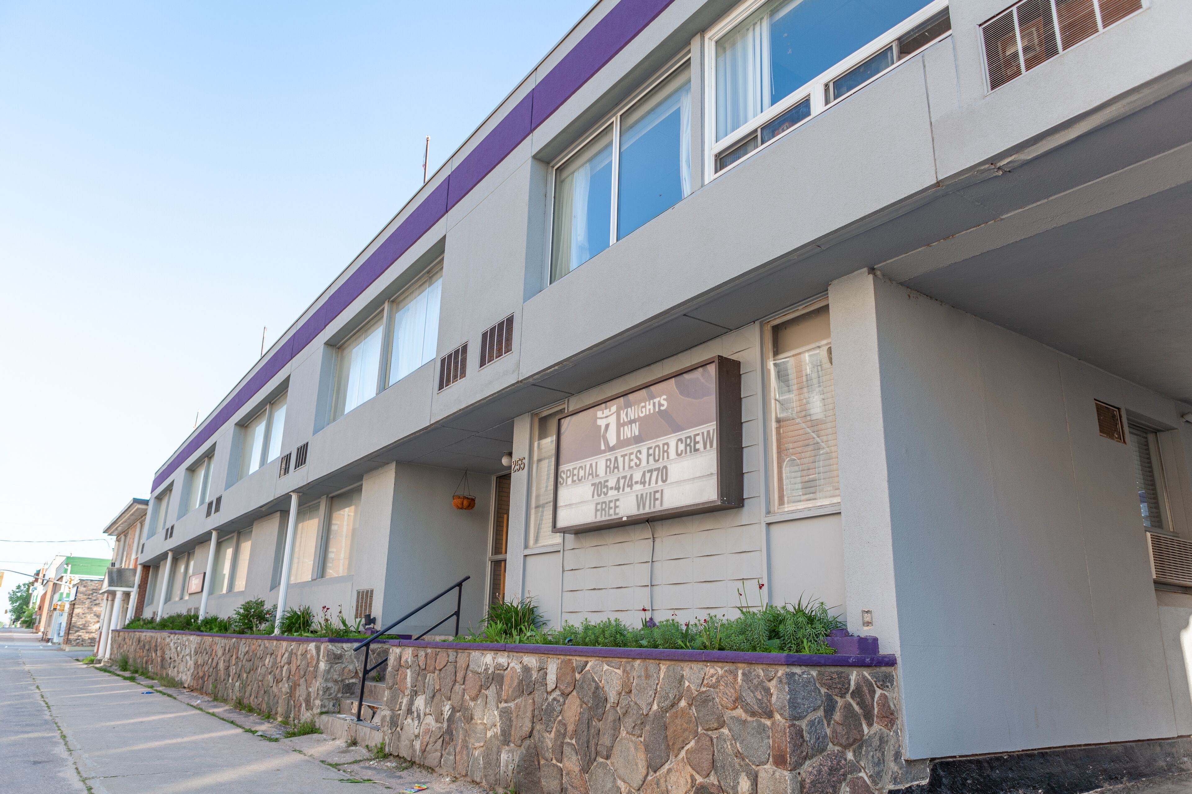 A building with a sign advertising special rates for crew and free WiFi.
