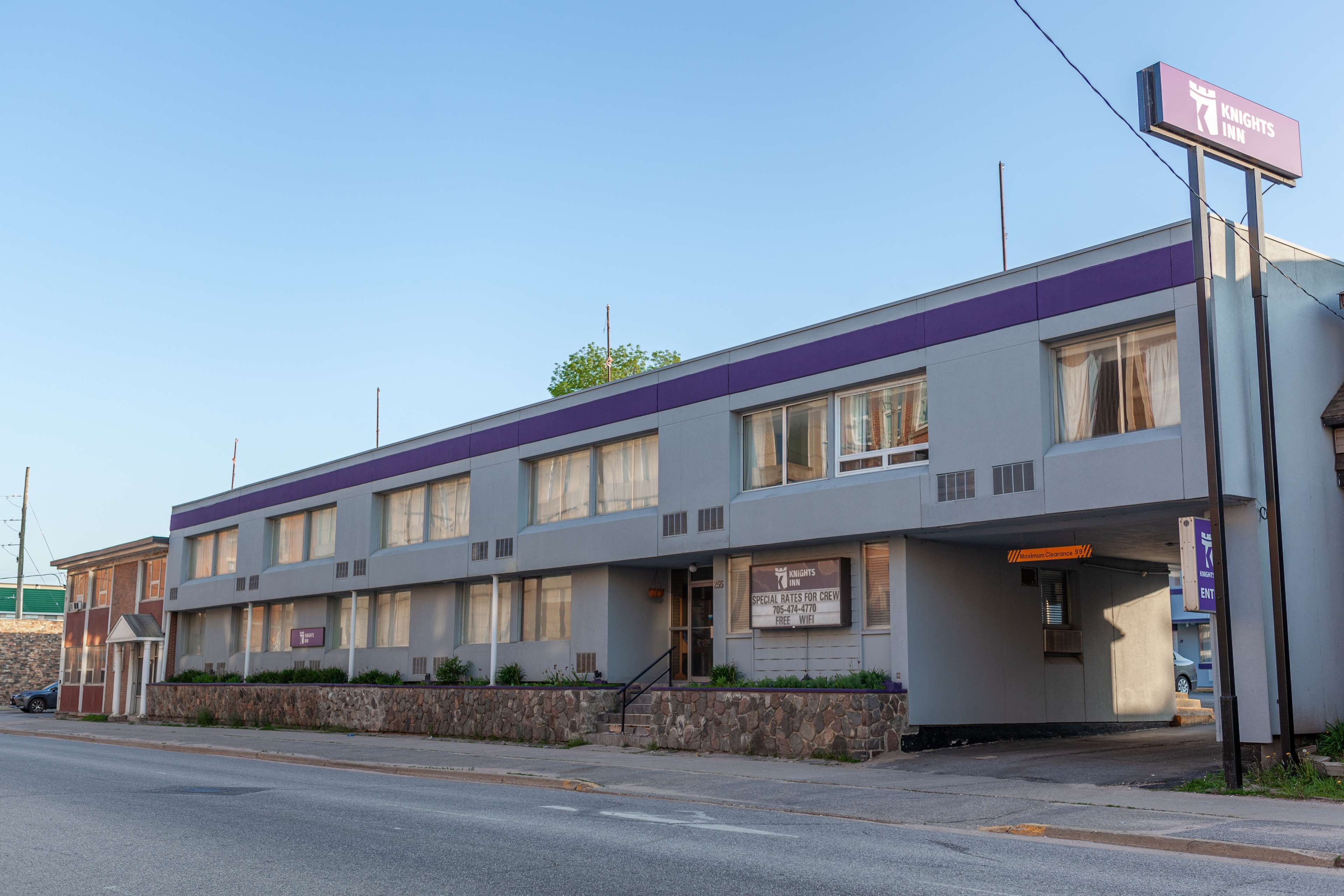 A two-story building with a sign for Knights Inn.
