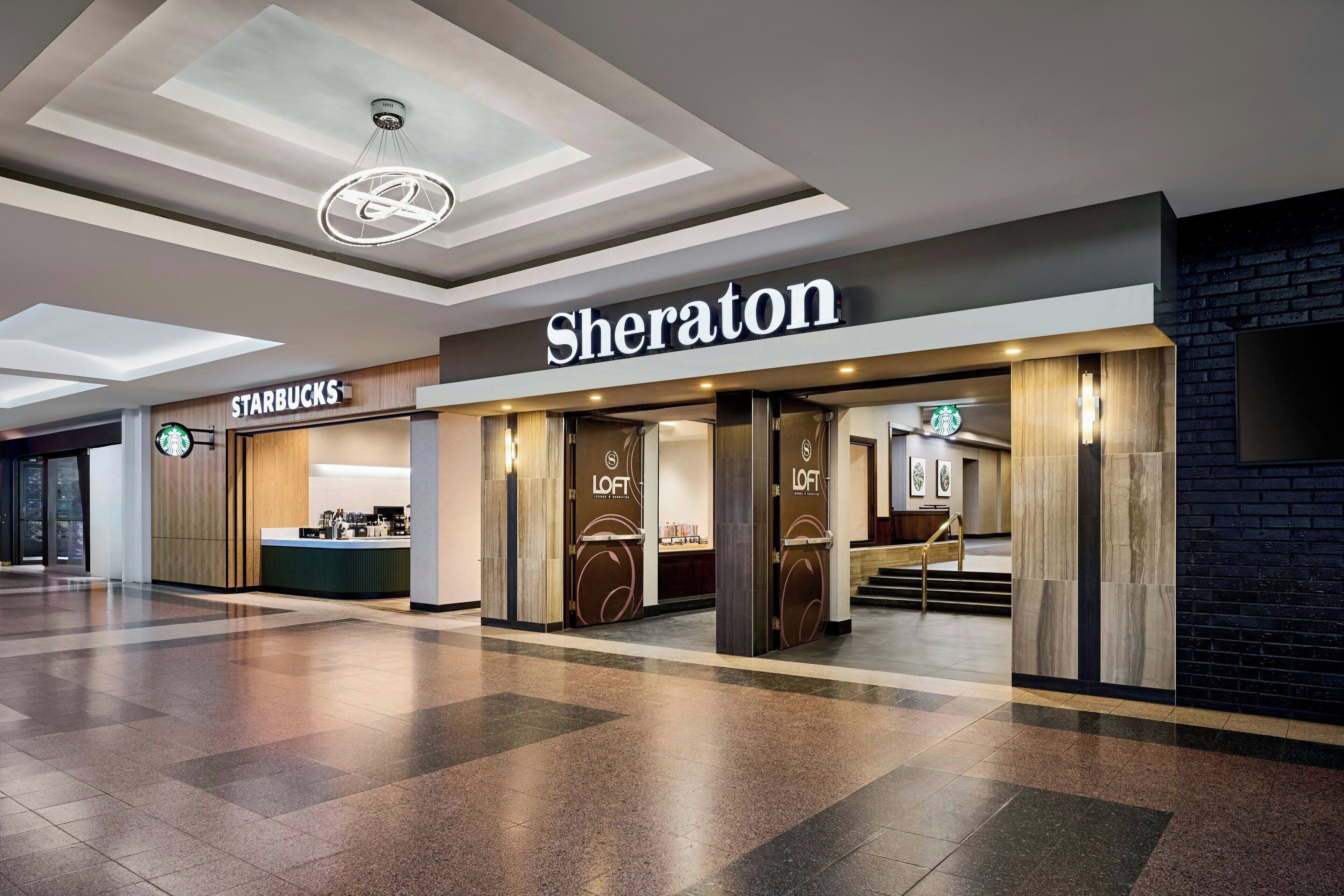 Sheraton-hotellin aula, jossa on Starbucks-kahvila ja Loft-baar.