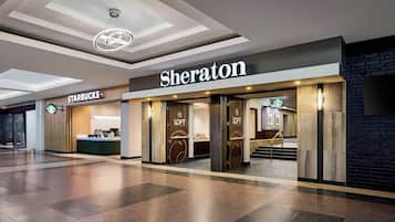 Sheraton-hotellin aula, jossa on Starbucks-kahvila ja Loft-baar.