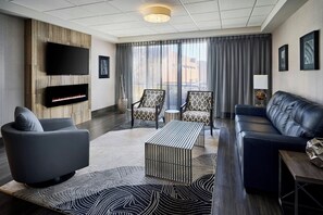 小型套房, 1 间卧室, 城市景观 (Fireplace) | 高档床上用品、客房内保险箱、办公桌、遮光窗帘