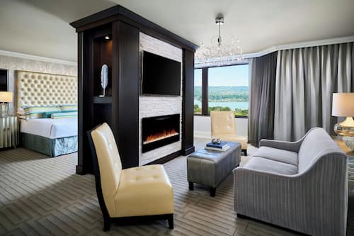 Executive Suite, 1 King Bed with Sofa bed | Premium bedding, in-room safe, desk, blackout curtains
