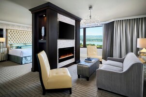 Executive Suite, 1 King Bed with Sofa bed | Premium bedding, in-room safe, desk, blackout drapes