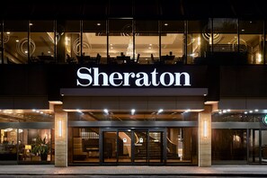 Front of property – evening/night - Sheraton Hamilton Hotel (Hamilton)