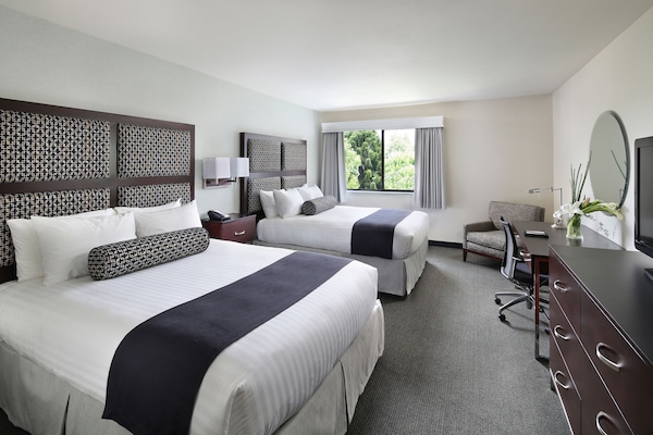 Ropa de cama de alta calidad y caja de seguridad en la habitación