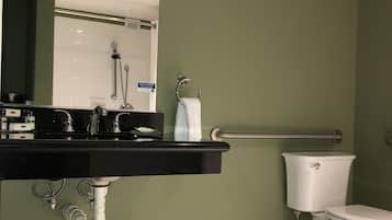 Un baño con un lavabo negro, un inodoro y una ducha.