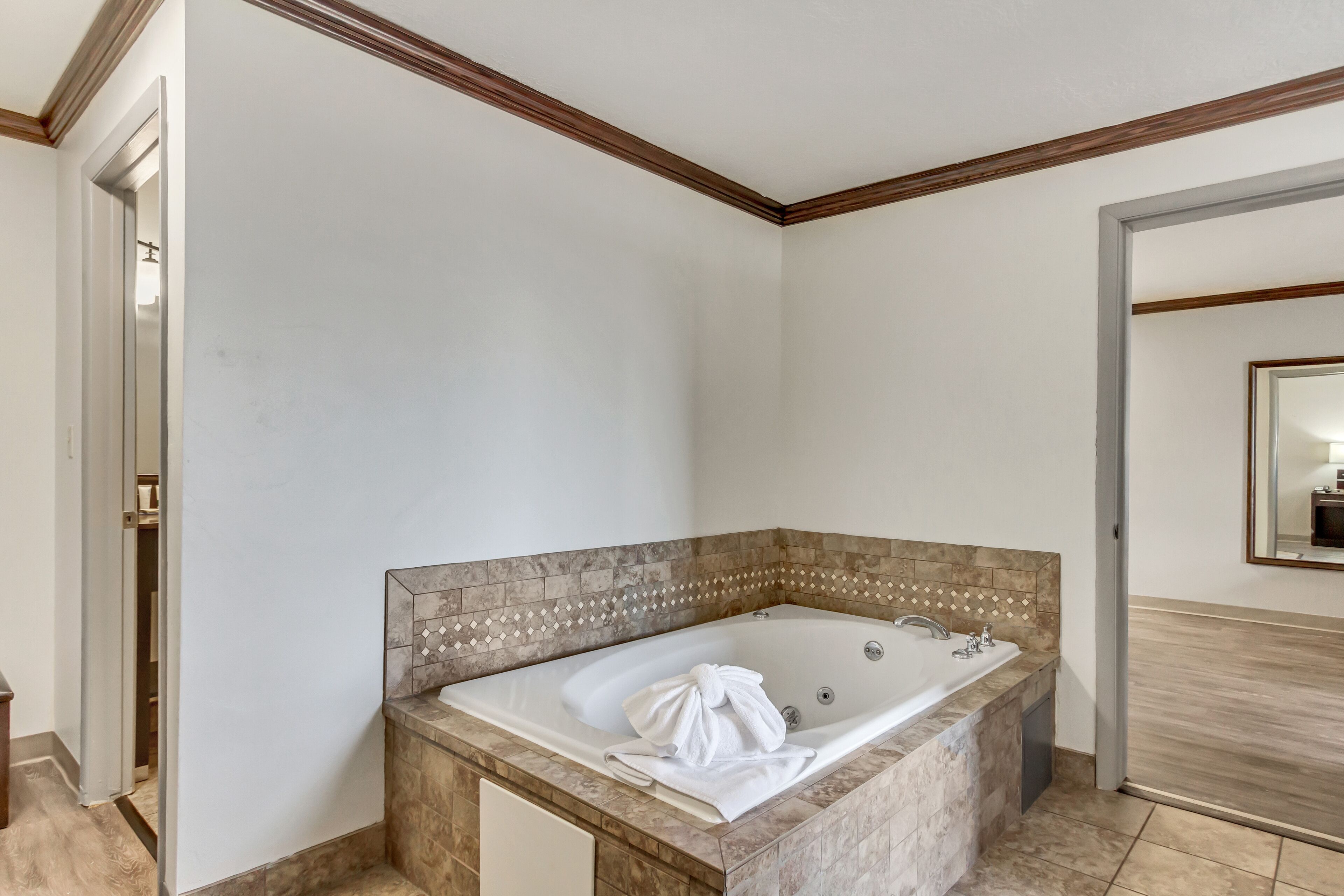 Une salle de bain moderne avec une baignoire sur pieds, un espace douche et un meuble-lavabo avec un miroir.
