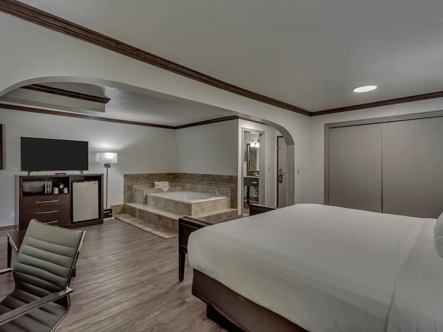 Suite, 1 King Bed, Non Smoking