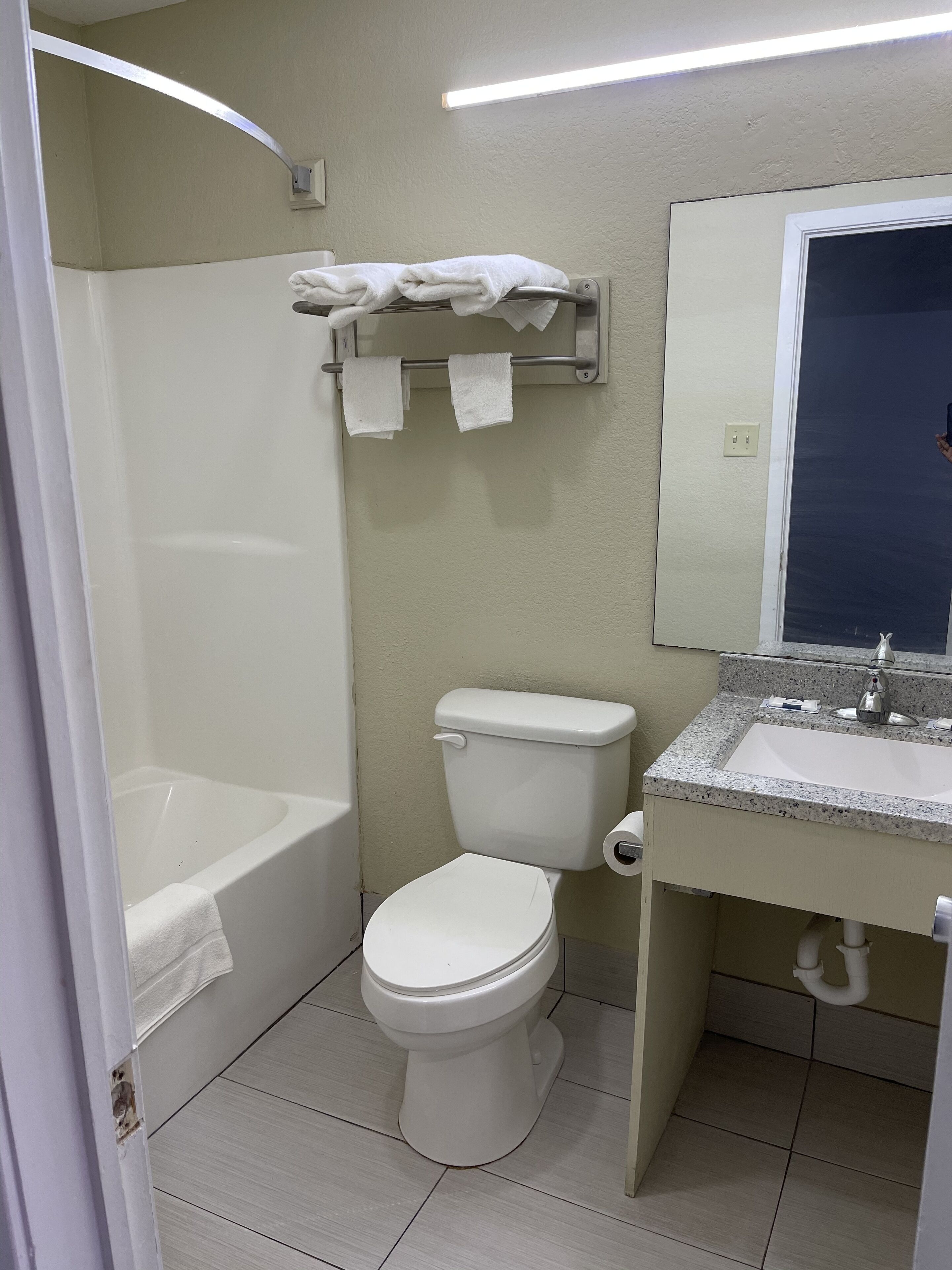 Un baño con inodoro, lavamanos y bañera.