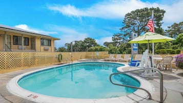 Piscina externa, funciona das 10h às 22h, espreguiçadeiras