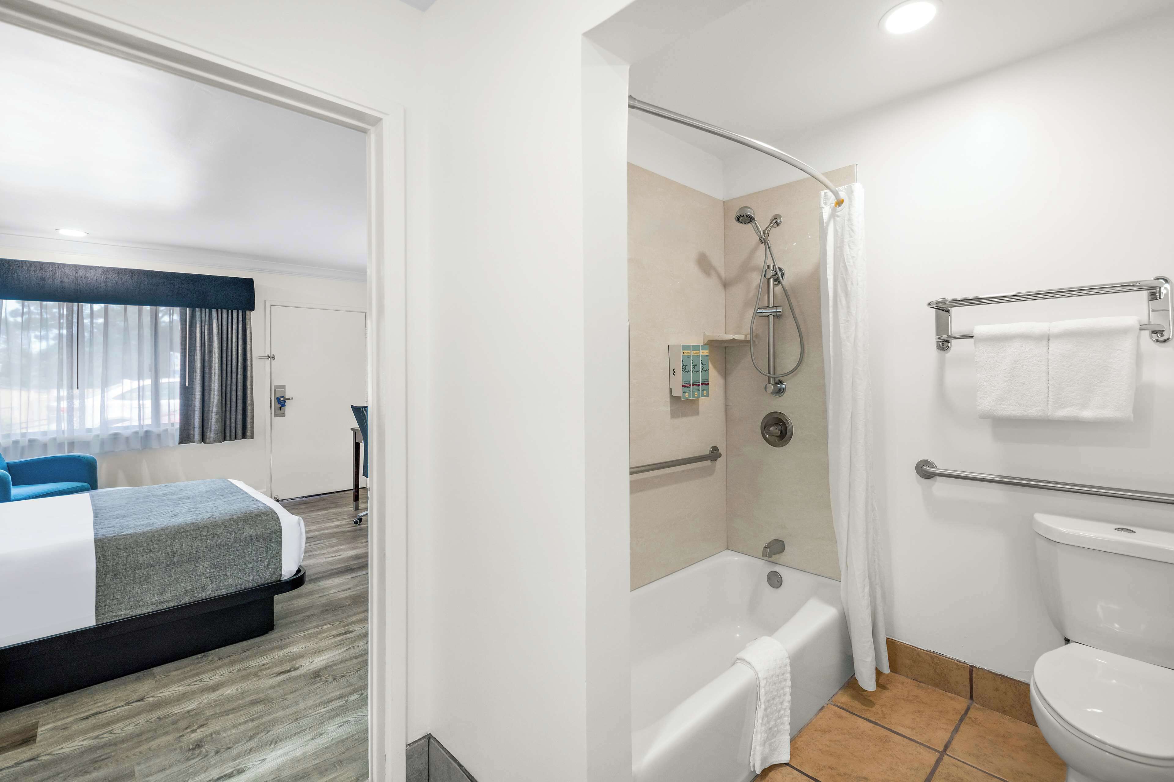 combined shower/bathtub, free toiletries, hair dryer, towels