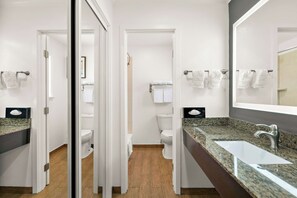 Combined shower/tub, free toiletries, hair dryer, towels - Best Western Park Crest Inn (Monterey)