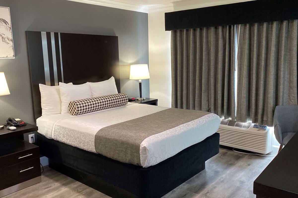 Pillowtop beds, individually decorated, individually furnished, desk