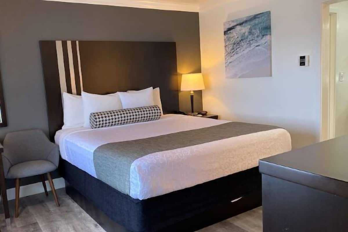 Pillow-top beds, individually decorated, individually furnished, desk