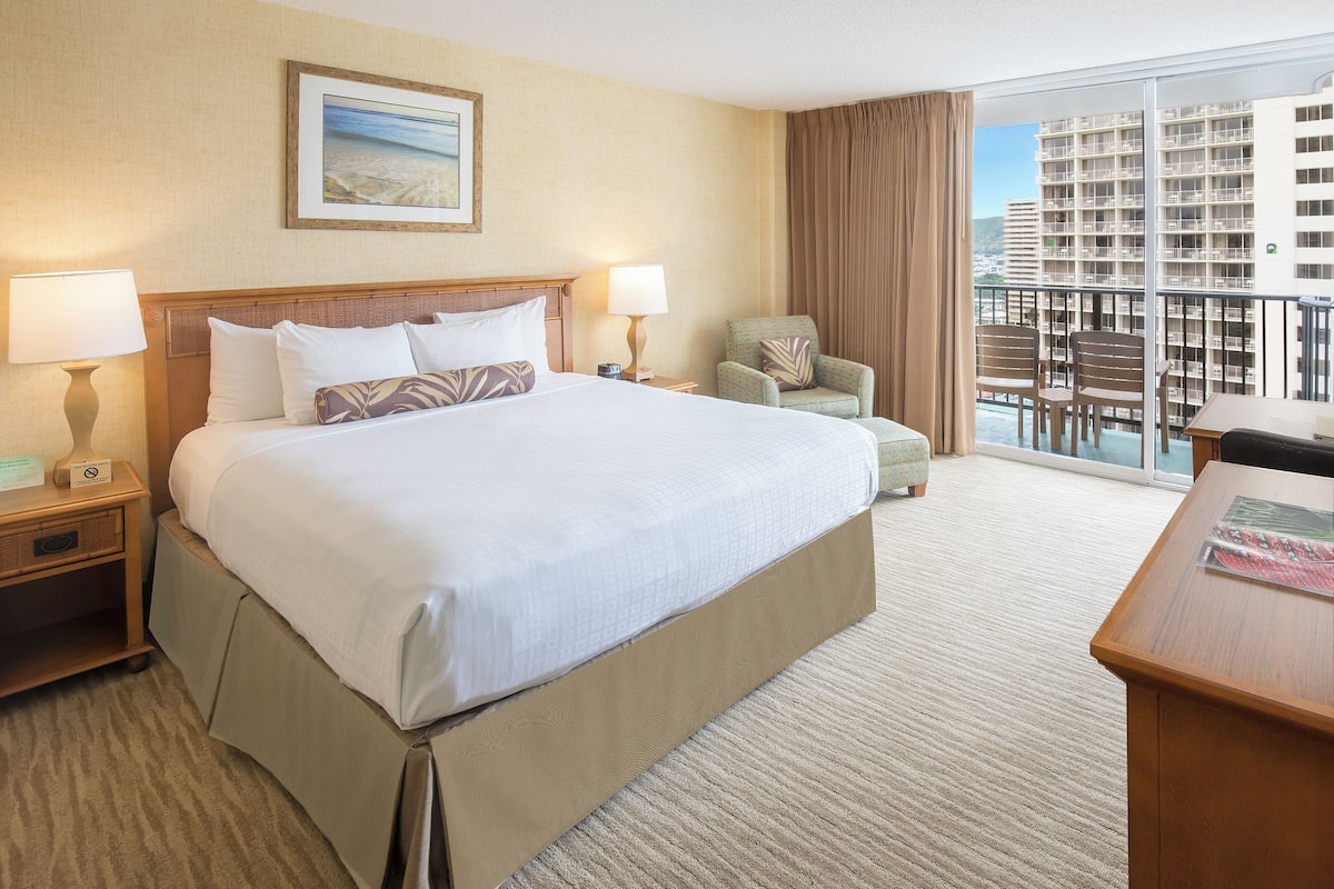 Safe på rommet, skrivebord og skrivebord for bærbar PC