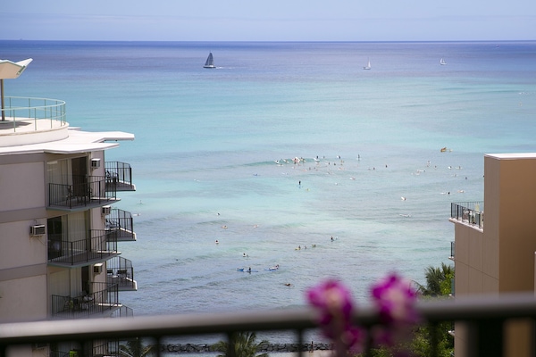 Deluxe Room, 1 King Bed with Sofa bed, Partial Ocean View, Corner | Beach/ocean view