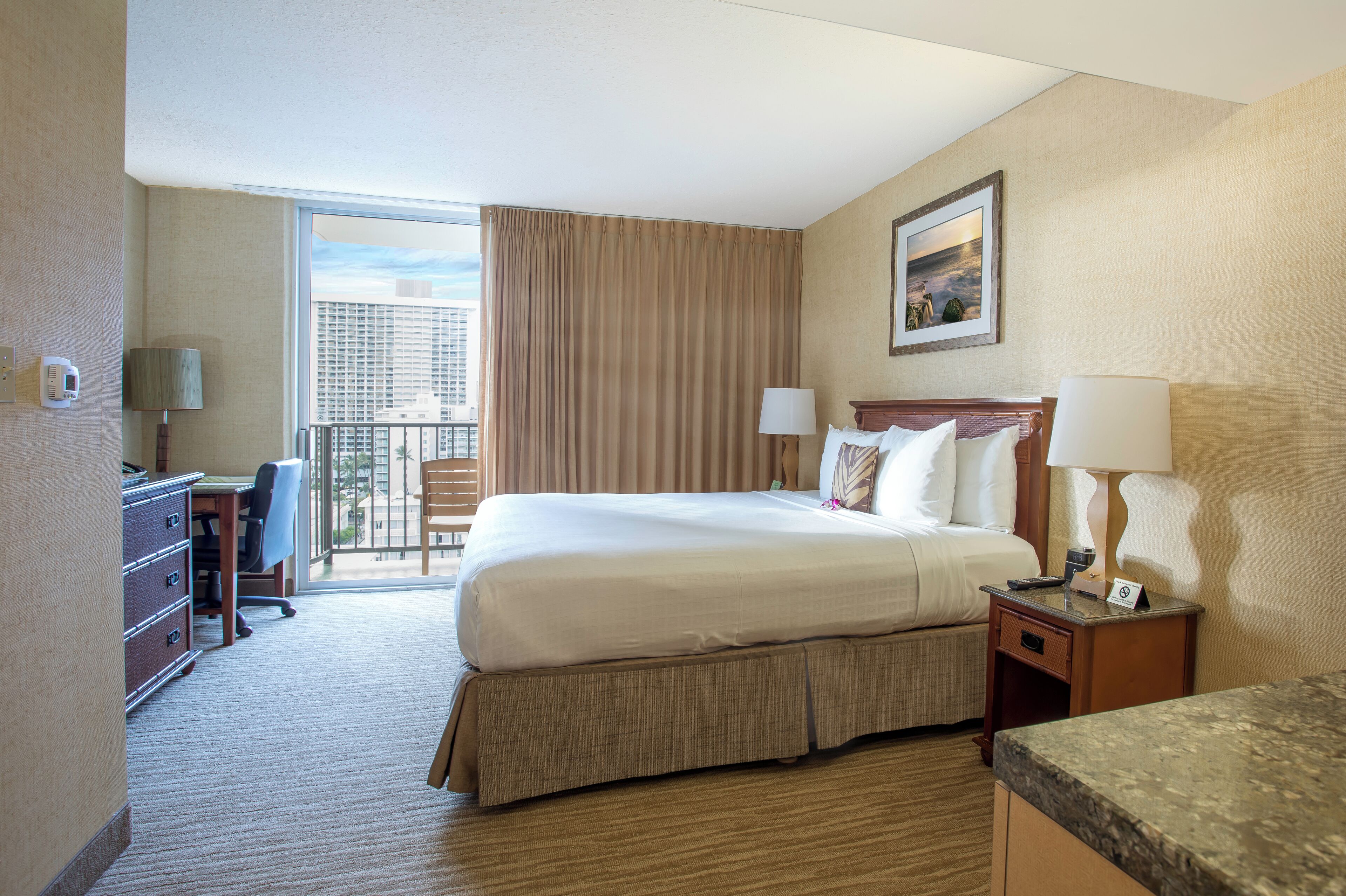 Superior-studiosuite | Pengeskab på værelset, skrivebord, arbejdsområde til bærbare computere