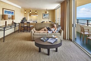 Suite Premium, 1 habitación, vista a la montaña | Área de sala de estar | Televisión LCD de 49 pulgadas con canales por cable y televisión 