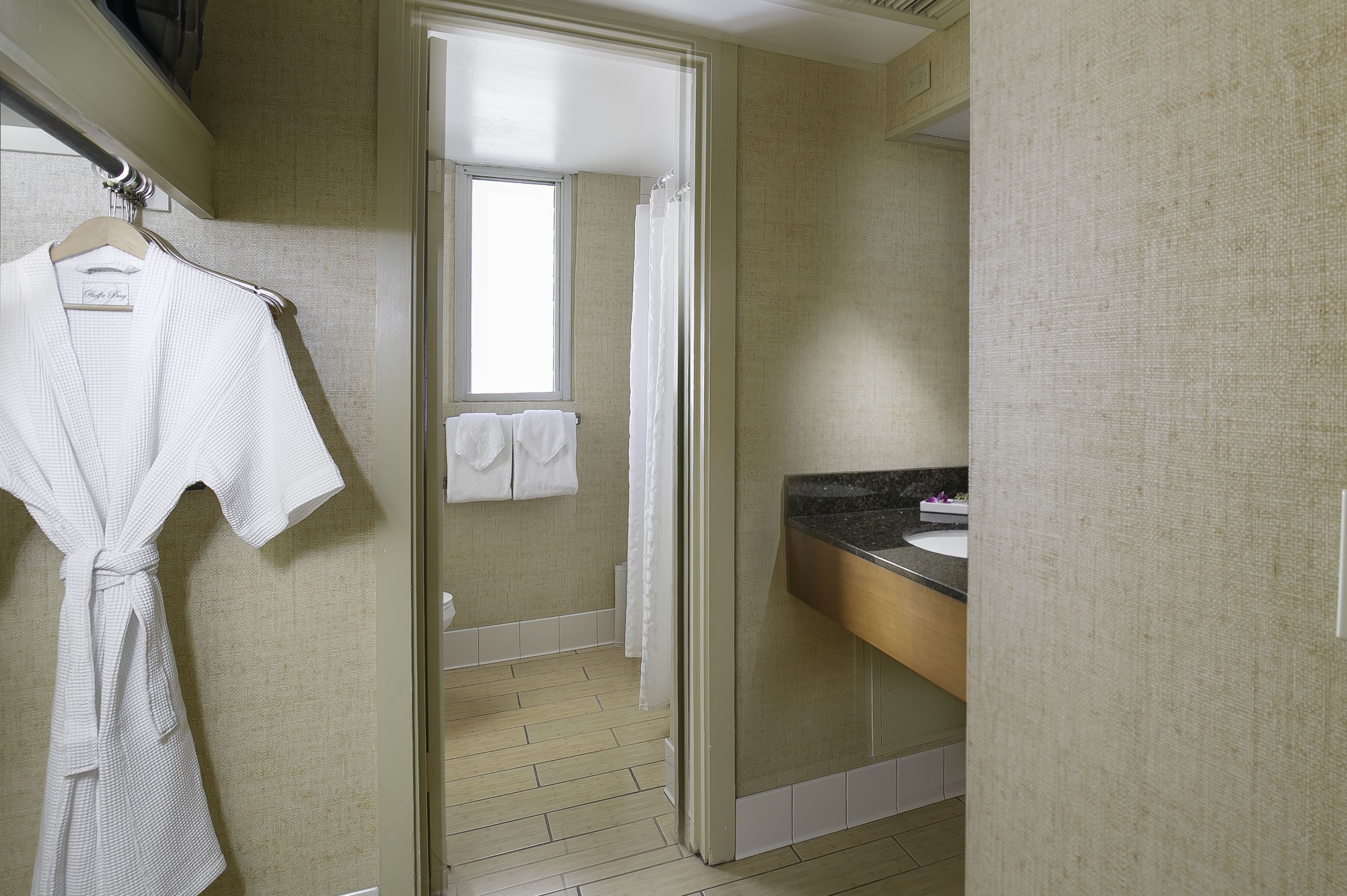 combined shower/bathtub, eco-friendly toiletries, hair dryer, towels