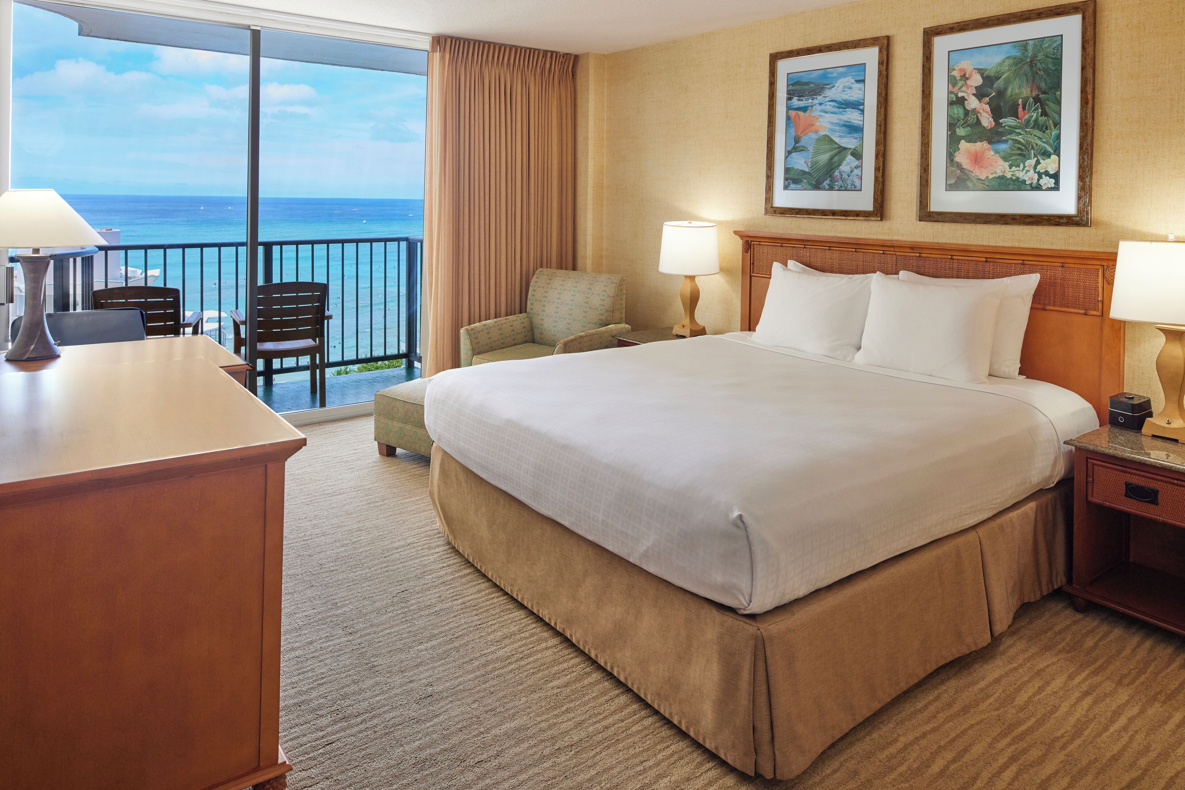 客房內保險箱、書桌、筆電工作空間、遮光布/窗簾