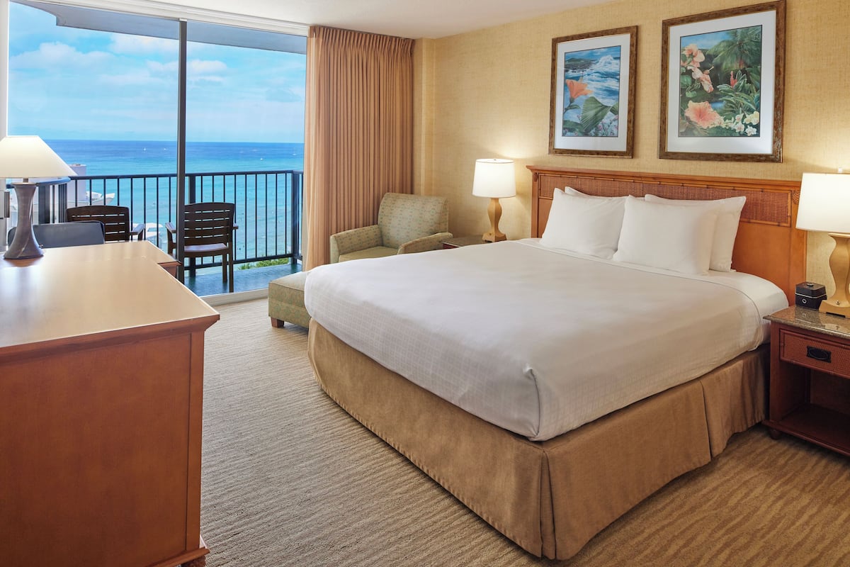 客房內保險箱、書桌、筆電工作空間、遮光布/窗簾