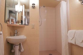 Superior Room, 1 King Bed with Sofa bed | Bathroom | Eco-friendly toiletries, hair dryer, towels at Waikiki Resort Hotel