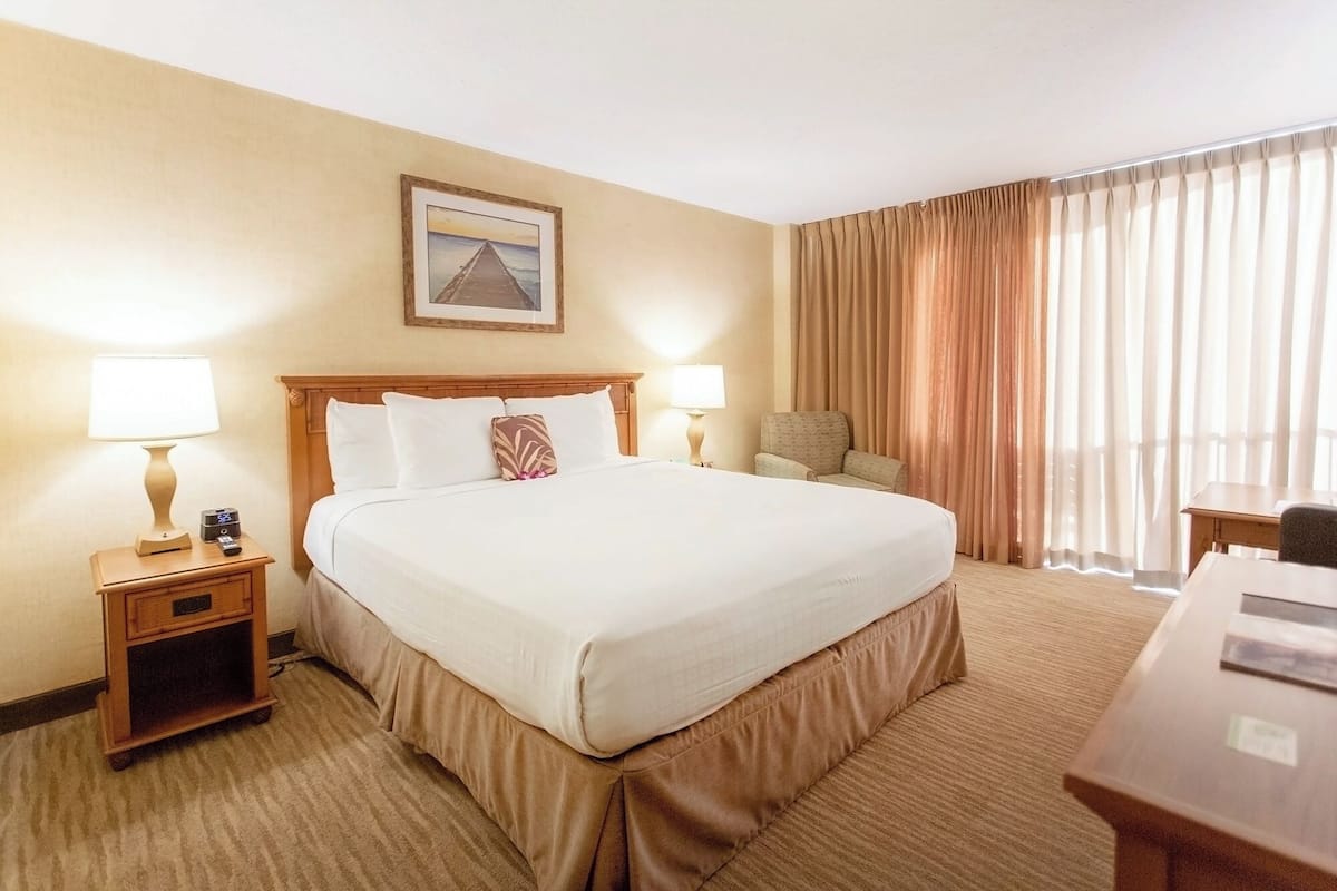 Rom, byutsikt | Safe på rommet, skrivebord og skrivebord for bærbar PC