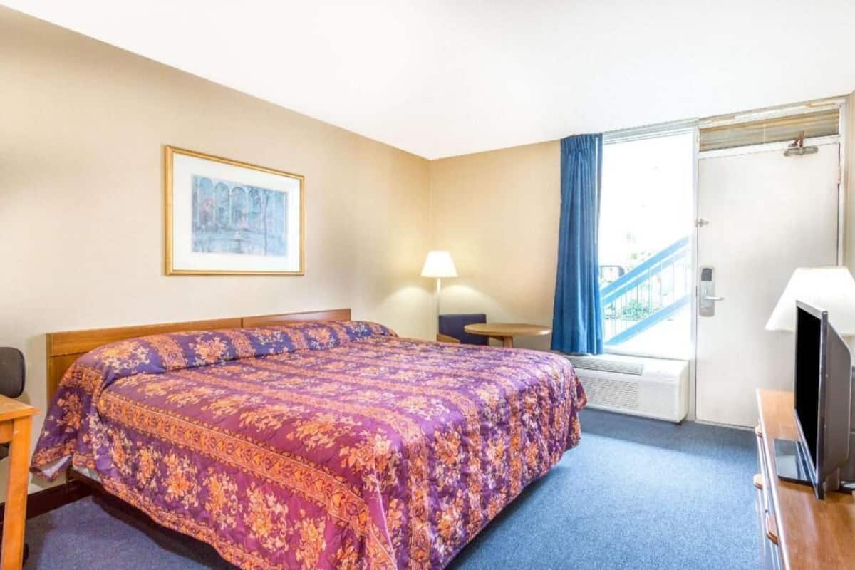 Iron/ironing board, free WiFi, bed sheets