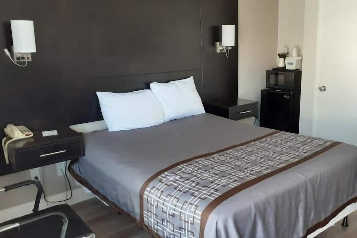 Iron/ironing board, free WiFi, bed sheets