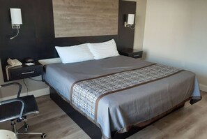 Habitación estándar, 1 cama de matrimonio grande | Tabla de planchar con plancha, wifi gratis, ropa de cama