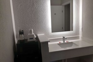 Ducha, secador de pelo, toallas y jabón