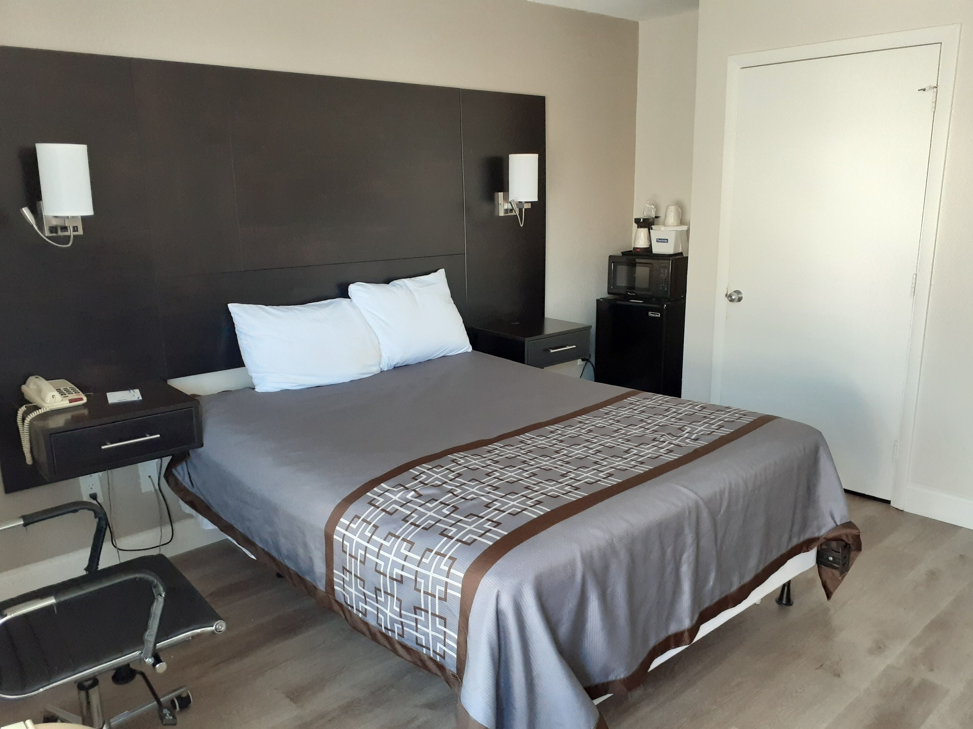 Iron/ironing board, free WiFi, bed sheets