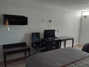 Habitación estándar, 2 camas de matrimonio | Televisión