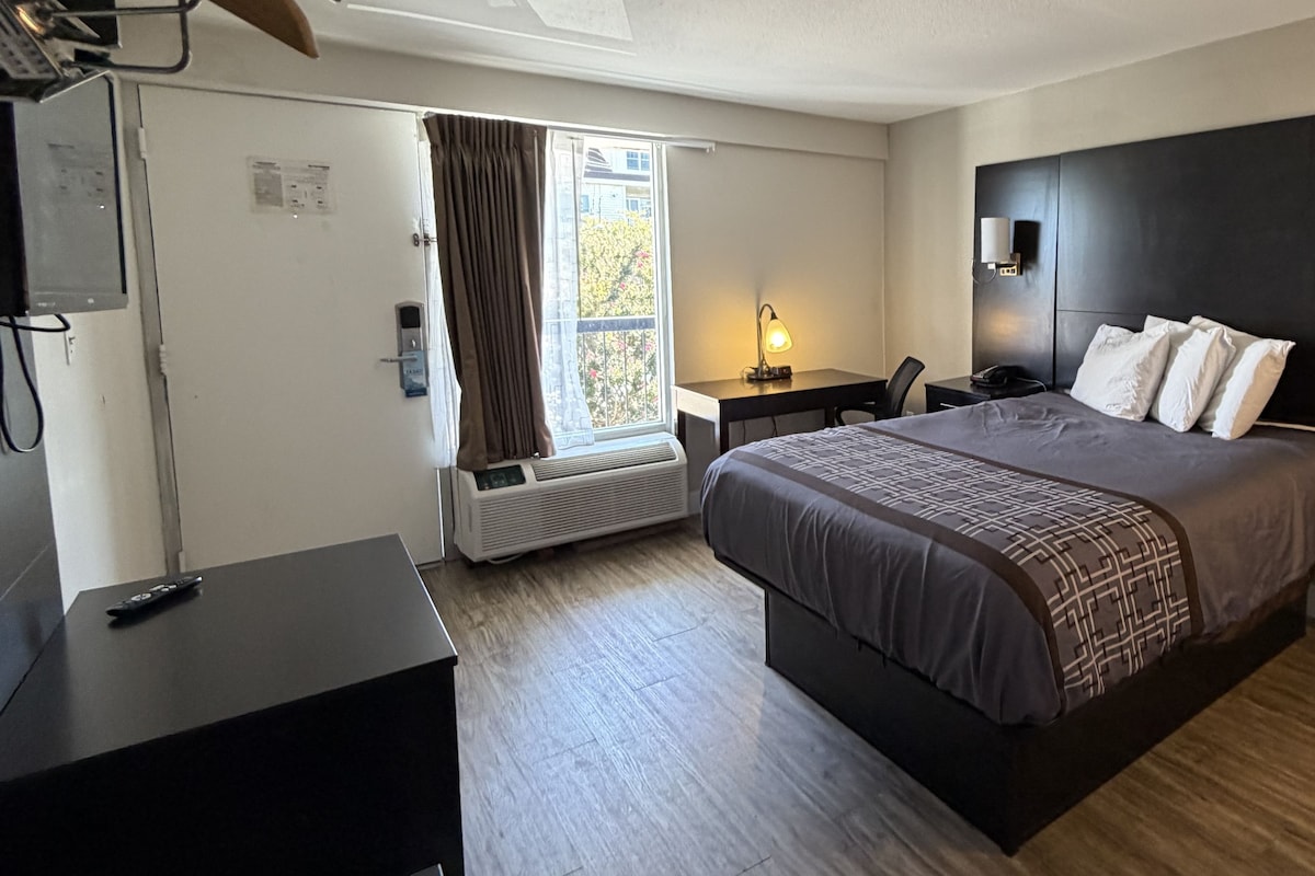 Standard Room, 1 Queen Bed | Iron/ironing board, free WiFi, bed sheets