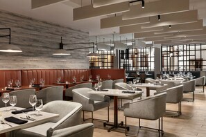 Breakfast, lunch, dinner served; American cuisine  - Crowne Plaza: Philadelphia - King of Prussia by IHG (King of Prussia)