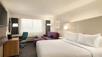 Ropa de cama hipoalergénica y caja de seguridad en la habitación