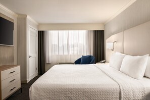 Hypo-allergenic bedding, in-room safe, desk, laptop workspace - Crowne Plaza: Philadelphia - King of Prussia by IHG (King of Prussia)