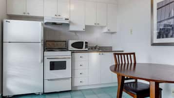 Suite, 1 Queen Bed, Non Smoking, Kitchen | Private kitchen | Fridge, coffee/tea maker