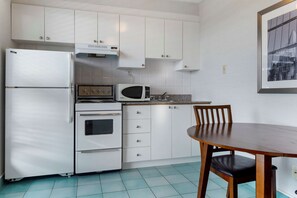 Phòng Suite, 1 giường cỡ queen, không hút thuốc, bếp | Bếp riêng | Tủ lạnh, dụng cụ pha cà phê/trà 