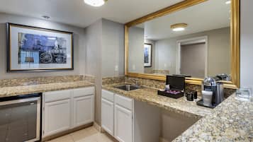 Suite presidencial, 1 habitación, 2 baños | Cocineta privada | Cafetera y tetera y refrigerador