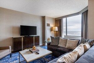 总统套房, 1 间卧室, 双浴室 | 起居区 | 49-英寸液晶电视（配备有线频道）、电视、收费电影