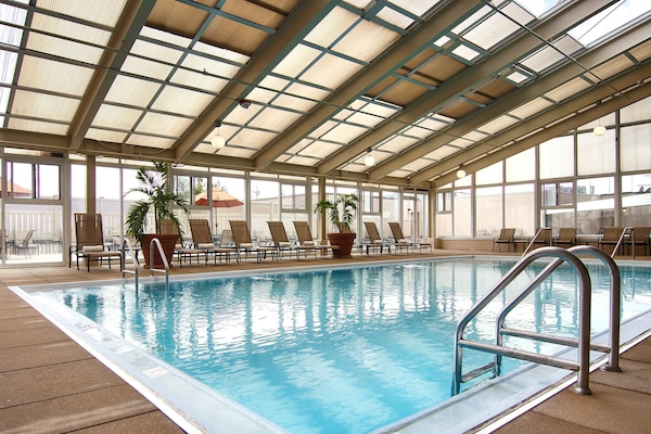 Piscine couverte, accÚs possible de 06 h 30 à 22 h 00, chaises longues