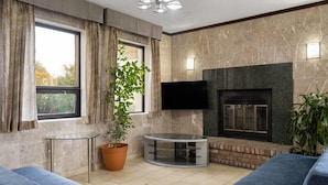 Lobby - Days Inn by Wyndham Hagerstown I-70 (Hagerstown)